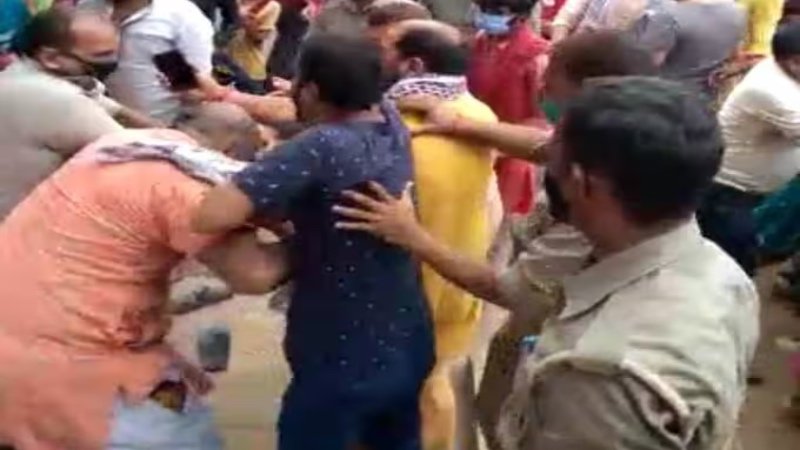 विंध्यवासिनी मंदिर में पैसे लेकर लोगों को घुसा रहा था पंडा, पुलिस ने रोका तो की गुंडागर्दी