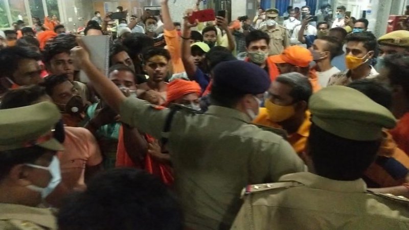 वाराणसी के मंदिर में महिलाओं को छेड़ते थे पुजारी, मना करने वालों को दौड़ा कर पीटा