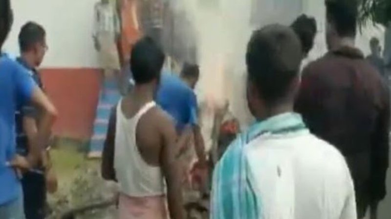 बेटी के प्रेमी का प्राइवेट पार्ट काटकर हत्या, परिजनों ने प्रेमिका के दरवाजे पर किया अंतिम संस्कार