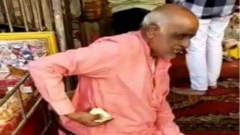 महालक्ष्मी मंदिर में पुजारी पर पैसे चुराने का आरोप, कार्रवाई करने प्रशासन को चेतावनी