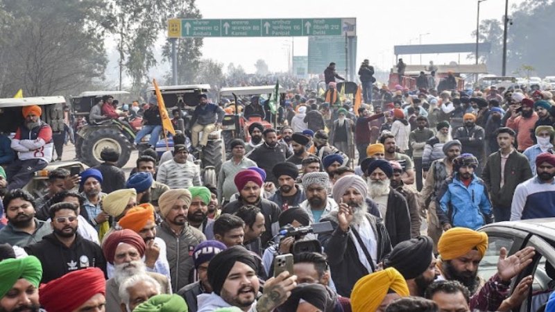किसानों का उग्र होता आंदोलन और योगेंद्र यादव का उकसावे वाला लेख: INDI गठबंधन को होगा लाभ?