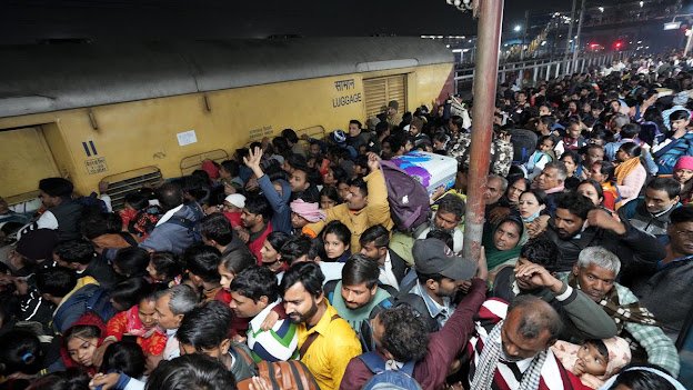 नई दिल्ली रेलवे स्टेशन भगदड़: भगवान भरोसे रेल, महाकुंभ के श्रद्धालुओं के लिए व्यवस्था नहीं
